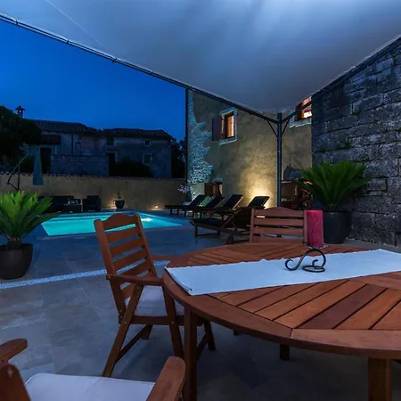 Villa Sagri For 7 Persons In Istria With 24 M2 Heated Pool & Jacuzzi - Pet Friendly