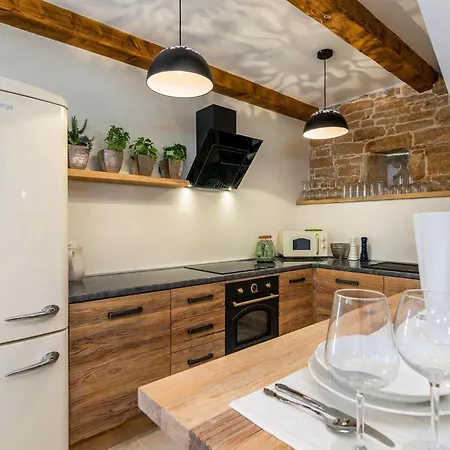 Villa Sagri For 7 Persons In Istria With 24 M2 Heated Pool & Jacuzzi - Pet Friendly