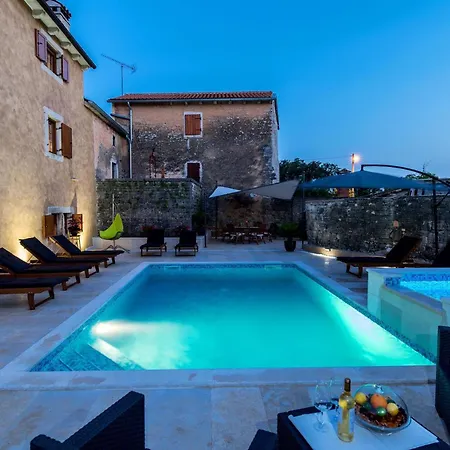 Sagri For 7 Persons In Istria With 24 M2 Heated Pool & Jacuzzi - Pet Friendly