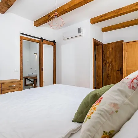 Sagri For 7 Persons In Istria With 24 M2 Heated Pool & Jacuzzi - Pet Friendly Zagrici