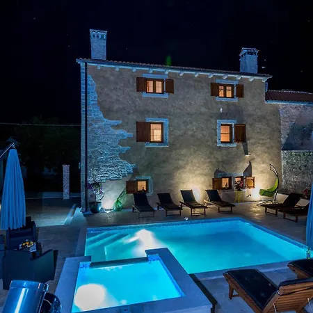 Villa Sagri For 7 Persons In Istria With 24 M2 Heated Pool & Jacuzzi - Pet Friendly *